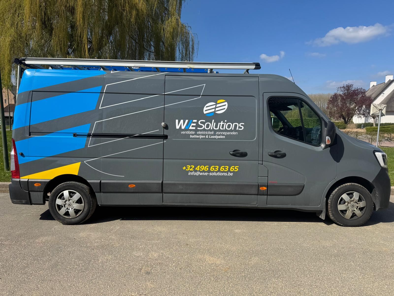 WVE Solutions bestelwagen met logo en contactgegevens